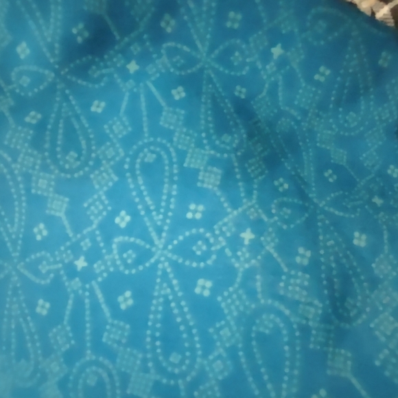 100% Polyester button down - Picture 5 of 7